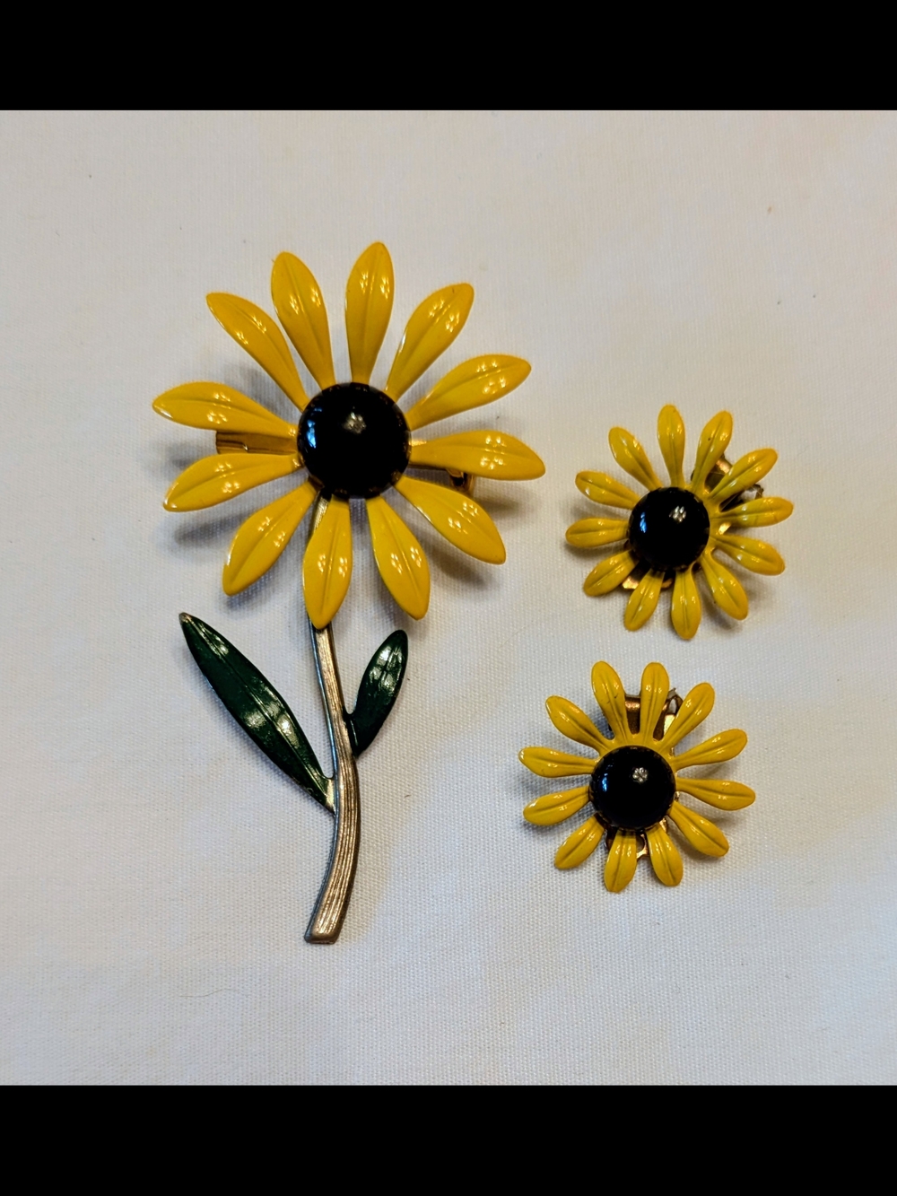 Vintage 60s Yellow Daisy Flower Brooch and Clip On Earrings Set